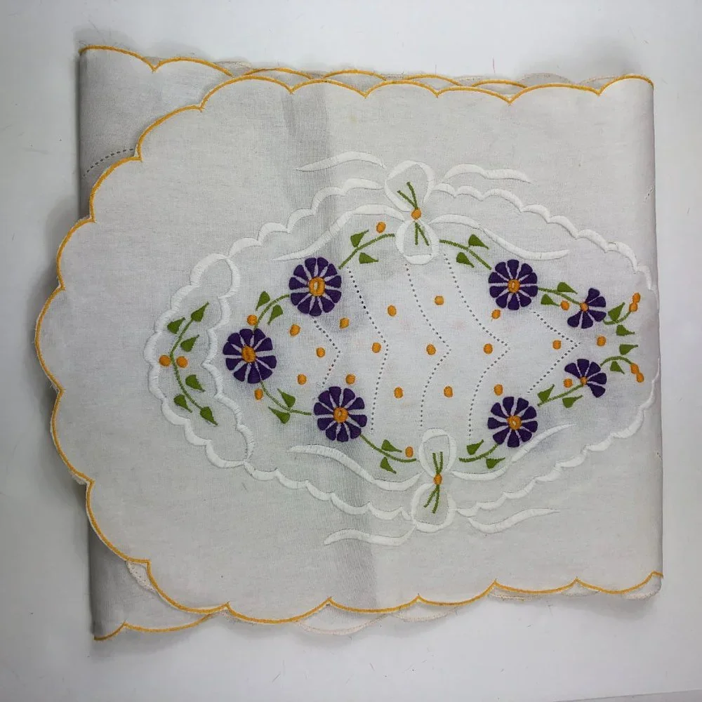 European Vintage (80's) Embroidered Floral & Scalloped Table Runner Cottagecore